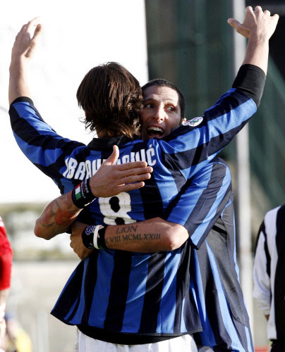 زلاتان ابراهيموفيتش محتفلاً وماركو ماتيراتزي بأول هدفيه أمام سيينا (فابيو موتزي ـ أ ب)