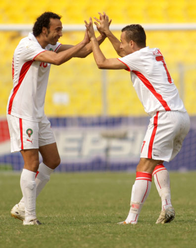 المغربي العلودي (إلى اليمين) يحتفل مع زميله السيكتيوي بأحد أهدافه الثلاثة (أ. أسيلين ـ أ ب)