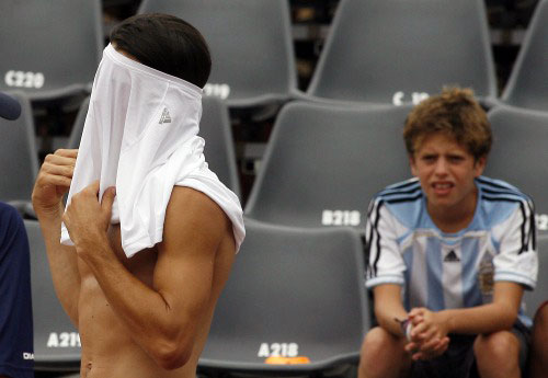 الأرجنتيني غييرمو كوريا يبدّل قميصه تحت أنظار مشجع له (اليسيو فرنانديز - رويترز)