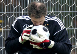 حارس مرمى المنتخب الالماني ينس ليمان محتضناً الكرة خلال حصة تدريبية (ميكايل بروبست - أ ب)