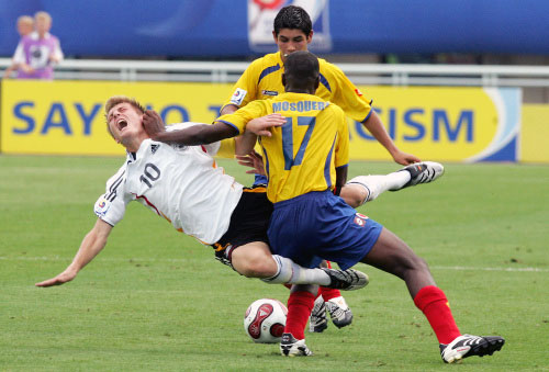 طوني كروس يتعرّض للعرقلة من الكولومبيين أندريس موسكيرا وجوليان غييرمو خلال إحدى مباريات المنتخب الألماني في مونديال الناشئين 2007 (أرشيف)