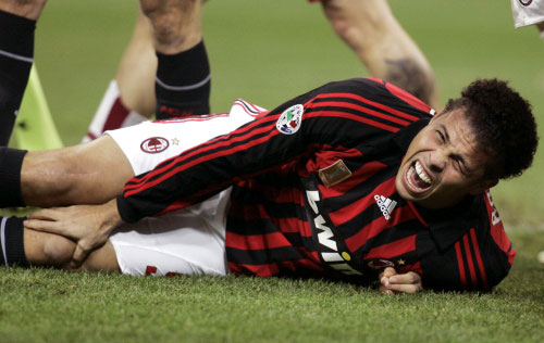 رونالدو يتحسس ركبته المصابة ويصرخ ألماً عقب إصابته (أنطونيو كالاني ـ أ ب)