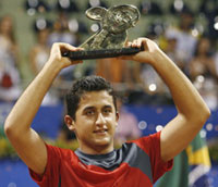 نيكولاس ألماغرو رافعاً كأس دورة كوستا دو سويب البرازيلية (ارالدو بيريس - أ ب)
