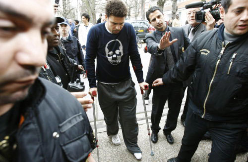 البرازيلي رونالدو مهاجم ميلان الإيطالي مغادراً على عكازين مستشفى بيتي ـ سالبتريار الباريسي أمس حيث خضع لعملية جراحية في ركبته اليسرى (فرانك فيف ــ أ ف ب)