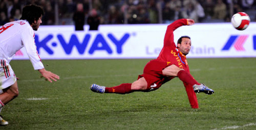 الفرنسي لودوفيك جولي مسجّلاً هدف التعادل لروما في مرمى ميلان (أندريا ستاشيولي ـ رويترز)