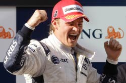 سائق «وليامس ـ تويوتا» الألماني نيكو روزبرغ محتفلاً بمركزه الثالث في جائزة أوستراليا الكبرى (أوليفر مولتوب