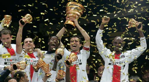 كابتن باريس سان جيرمان بدرو باوليتا رافعاً كأس رابطة الأندية الفرنسية المحترفة (ميشال أولر ـ أ ب)