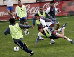 لاعبو خيتافي يتسابقون على الكرة خلال حصة تدريبية (جاي بينو ـ أ ب)