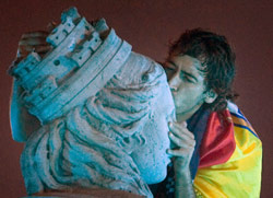 راوول يقبّل تمثال «سيبيليس» الأثري خلال احتفالات ريال مدريد في وسط العاصمة (برنات ارمانغ ـ أ ب)