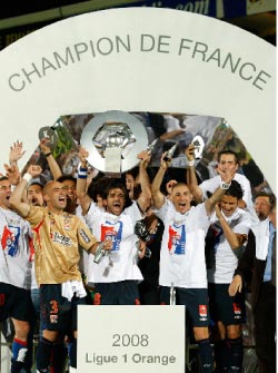 لاعبو ليون الفرنسي يحتفلون بتتويجهم بلقب الدوري (بنوا تيسييه ـ رويترز)