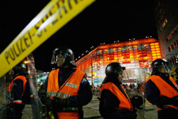 عناصر من الشرطة السويسرية يقفون أمام ملعب «سانت جاكوب» في بازل (كريستيان هارتمان ـ رويترز)