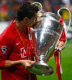 كريستيانو رونالدو يقبّل كأس دوري أبطال أوروبا (ادي كيوغ ـ رويترز)