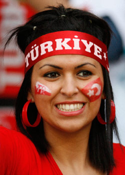 مشجعة تركية خلال مباراة المنتخب الأخيرة أمام سلوفاكيا (اينا فاسبندر ـ رويترز)