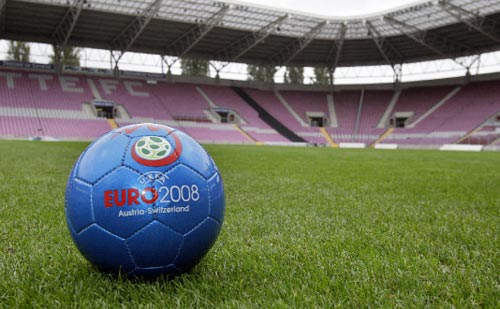 ملعب جنيف الذي سيستضيف الليلة المباراة الافتتاحية لكأس أوروبا 2008 بين سويسرا وتشيكيا (فابريس كوفريني ـ أ ف ب)