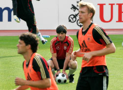 المدرب الألماني لوف يراقب اللاعبين خلال تدريب المنتخب ويبدو بالاك وميرتساكر (ميكاييل بروبست ـ أ ب)