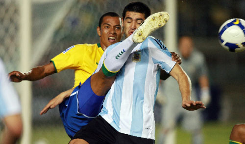 البرازيلي جيلبرتو سيلفا يقطع الكرة من أمام الأرجنتيني خوان رومان ريكيلمي (أورلاندو كيسنر ـ أ ف ب)