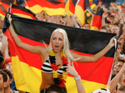 مشجعة ألمانية تحتفل بفوز منتخب بلادها على تركيا (ماركوس شرايبر ـ أ ب)