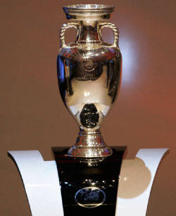 كأس أوروبا 2008 التي ستمنح للمنتخب الفائز غداً في المباراة النهائية (فرانك أوغستين ـ أ ب)