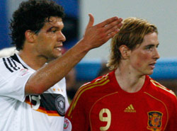 ميكايل بالاك (إلى اليسار) وفرناندو توريس خلال المباراة النهائية لكأس أوروبا 2008 (دومينيك إبينبيشلر ـ رويترز)