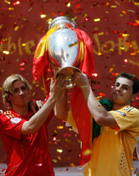 إيكر كاسياس (إلى اليمين) وفرناندو توريس يحملان كأس أوروبا (دانيال أوشوا ـ أ ب)