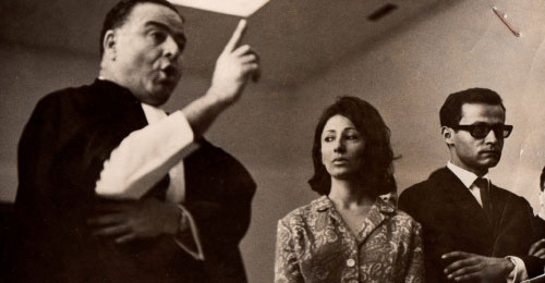 ليلى بعلبكي مع محاميها الراحل محسن سليم (يسار) لدى محاكمتها في بيروت عام 1964