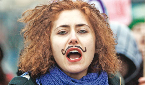 خلال تظاهرة في اسطنبول لمناسبة اليوم العالمي للمرأة (عثمان أورسال ــ رويترز)