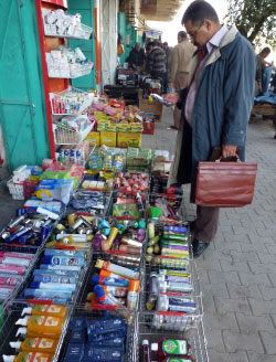 في أحد أسواق بغداد (أ ف ب)