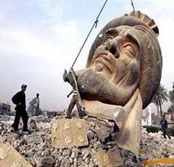  مشهد تحطيم تمثال آخر لأبي جعفر المنصور بعد الغزو الاميركي، بغداد ٢٠٠٥ 