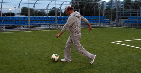 المرزوقي يلعب كرة القدم مع أعضاء حملته الانتخابية يوم الأحد الماضي (الأناضول)
