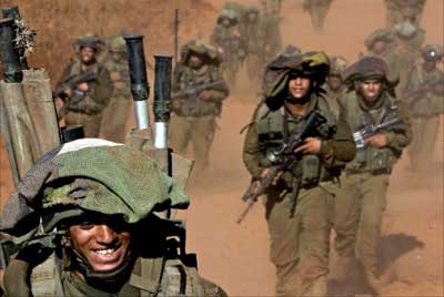 جنود الاحتلال الاسرائيلي اثناء انسحابهم من الأراضي اللبنانية عند الحدود 