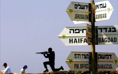 إسرائيليون يزورون نصباً تذكارياً يمثل جنوداً إسرائيليين في قرية ميروم جولان في مرتفعات الجولان المحتل أمس (أ ف ب)