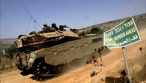 مدرعة إسرائيلية تجتاز الحدود اللبنانية بالقرب من مستوطنة أفيفيم أمس (أ ب)