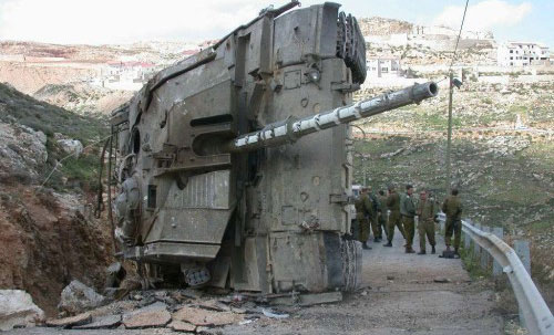 دبابة اسرائيلية اصيبت بصاروخ أطلقه حزب الله في معارك الجنوب اللبناني
