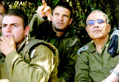 رئيس الأركان الإسرائيلي دان حالوتس مع جنود عند الحدود اللبنانية (أرشيف) 