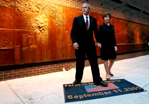 الرئيس الأميركي جورج بوش وزوجته لورا خلال احياء ذكرى هجمات 11 ايلول في نيويورك أمس (رويترز