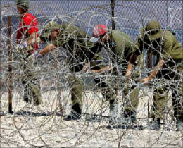 جنود اسرائيليون يصلحون السياج الفاصل عند الحدود مع لبنان (أرشيف)