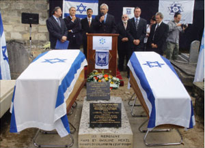 مراسم نقل جثتي ابني مؤسس الصهيونية تيودور هرتزل من مقبرة بوردو في فرنسا أمس الى فلسطين المحتلة