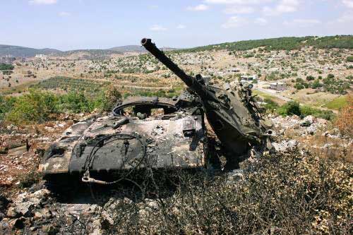 دبابة ميركافا دمرها صاروخ مضاد للدروع في جنوب لبنان (أرشيف)
