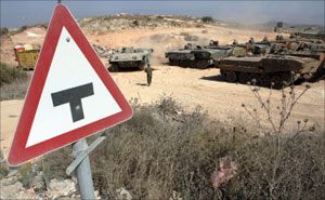 ناقلات جند اسرائيلية عند الحدود اللبنانية (ارشيف)
