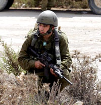 جنود اسرائيليون في جنوب لبنان أول من أمس ( إي بي أ)