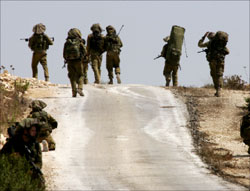 جنود اسرائيليون في قرية مروحين جنوب لبنان (ارشيف)