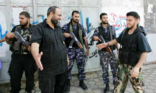 قائد «القوة التنفيذية» يوسف الزهار، المدرج على قائمة الاغتيالات، خلال جولة على القوات في غزة أمس (رويترز)