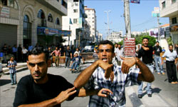 متظاهرون فلسطينيون يقطعون الطريق في مدينة غزة أول من أمس (ا ف ب)