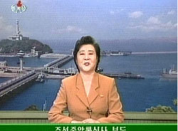 مذيعة في محطة كوريا الشمالية التلفزيونية تعلن خبر اجراء التجربة النووية في بيونغ يانغ امس ( ا ب)