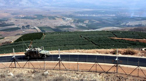 آلية إسرائيلية على الحدود بين لبنان وفلسطين المحتلة أمس (اي بي ايه)