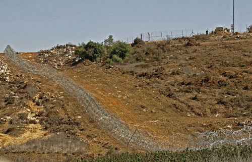 جنود إسرائيليون (أقصى اليمين) قرب شريط حدودي أنشأه الاحتلال في جنوب لبنان