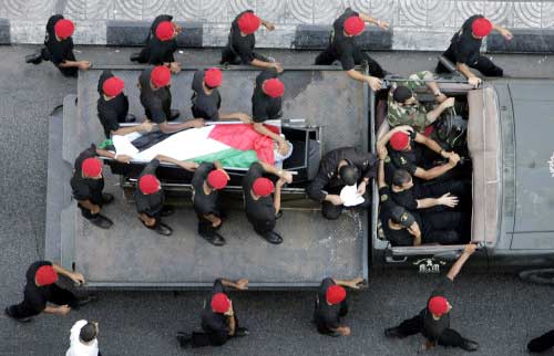 أعضاء من حرس الرئاسة الفلسطيني خلال تشييع زميل لهم قتل في اشتباكات داخلية في 10 تشرين الأول الجاري (أ ب)