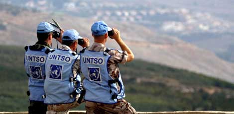 أعضاء في القوة الدولية في جنوب لبنان يراقبون الحدود مع فلسطين المحتلة (أ ف ب)