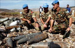 جنود إيطاليون يتفحصون صواريخ إسرائيلية غير منفجرة في جنوب لبنان أمس (أ ب)