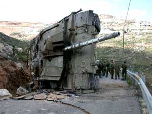دبابة اسرائيلية دمرت في العدوان الأخير (ارشيف)